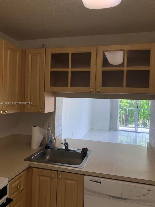 Building Photo - 9360 Fontainebleau Blvd