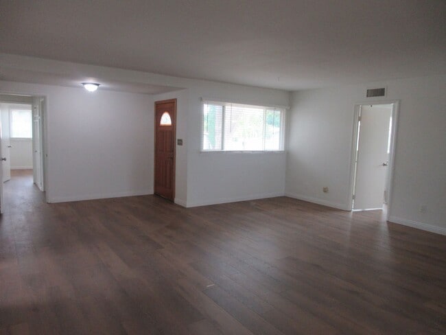 Building Photo - Charming 4-Bedroom Home in Granada Hills –...