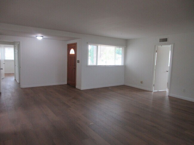 Foto del edificio - Charming 4-Bedroom Home in Granada Hills –...
