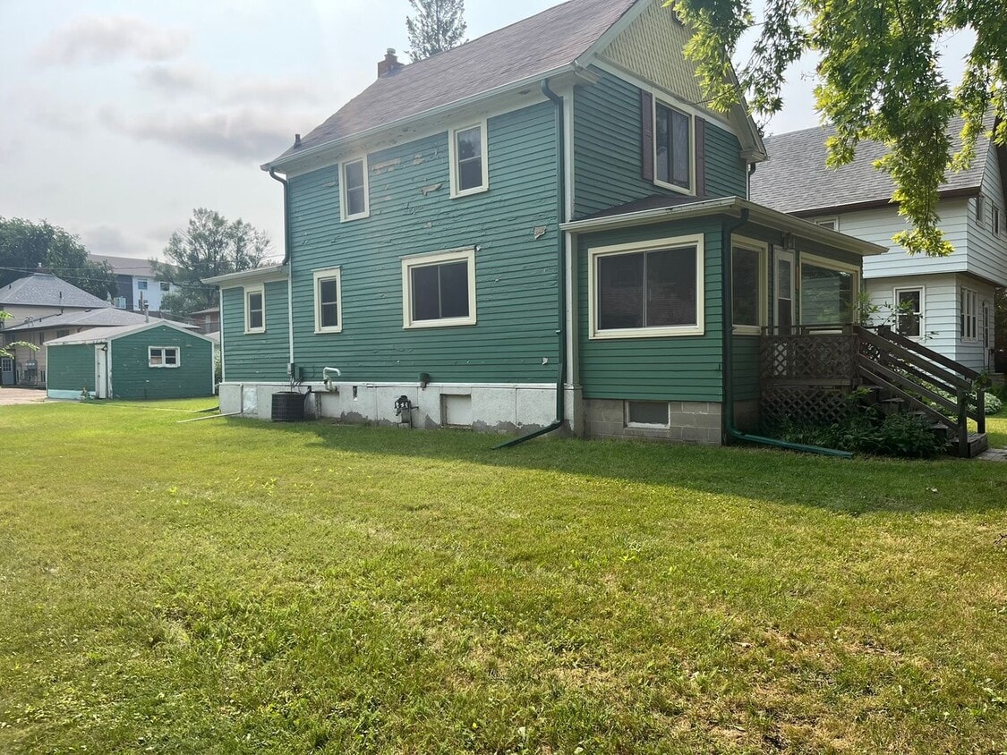 Primary Photo - 3 Bedroom 2 bath 1 1/2 story home in Fargo...
