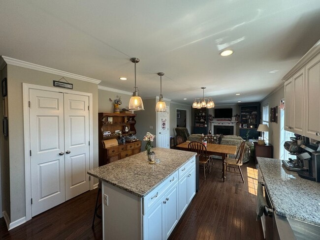 Building Photo - Beautiful 4 Bedroom Colonial