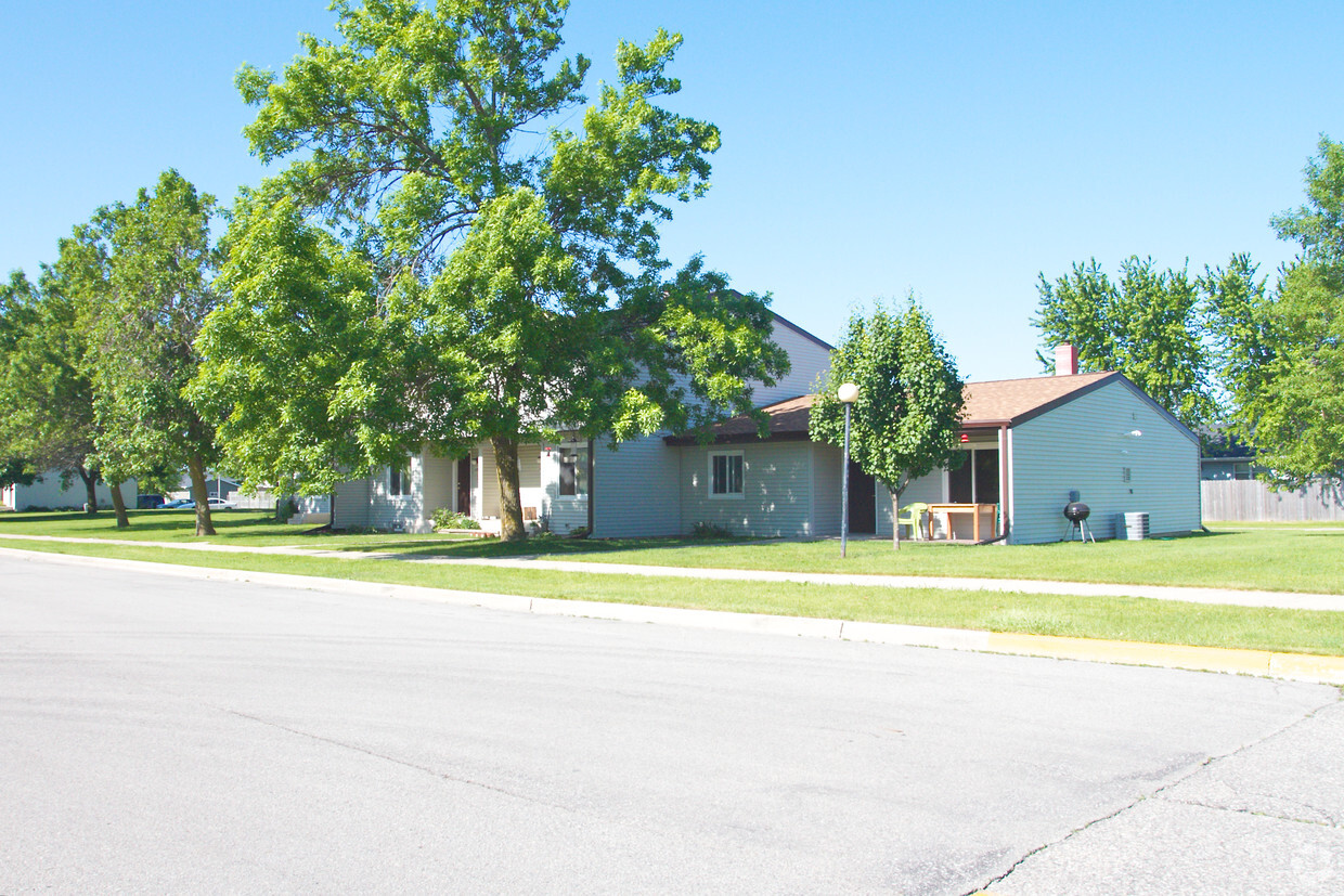 Primary Photo - Diane Manor Apartments