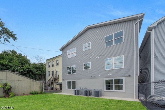 Foto del edificio - 320 Hawthorne Ave
