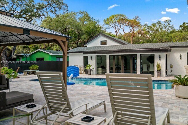 Foto del edificio - Northeast 137th Terrace, North Miami, FL 33181 - 4 BR 2 BA single-family home