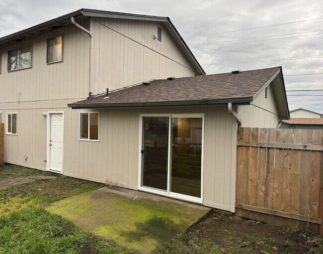 Foto del edificio - Beautifully updated 2 bedroom 1.5 bath duplex in Springfield!