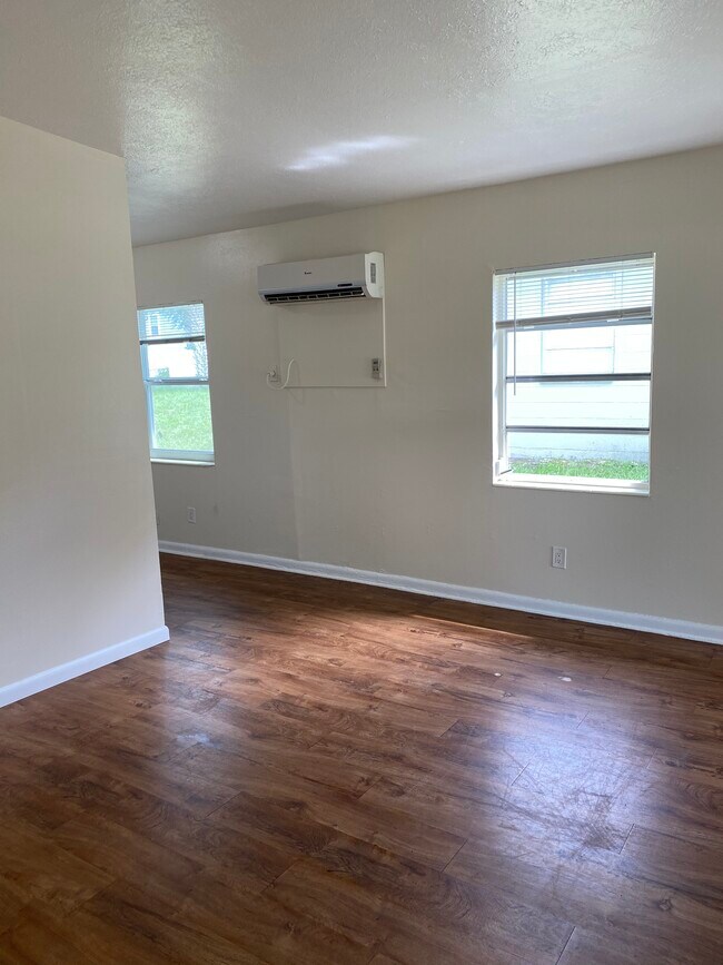 Building Photo - 9241 Overlook Dr