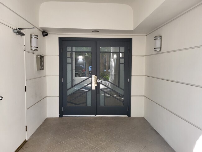 Building Photo - 1401 S Bentley Ave