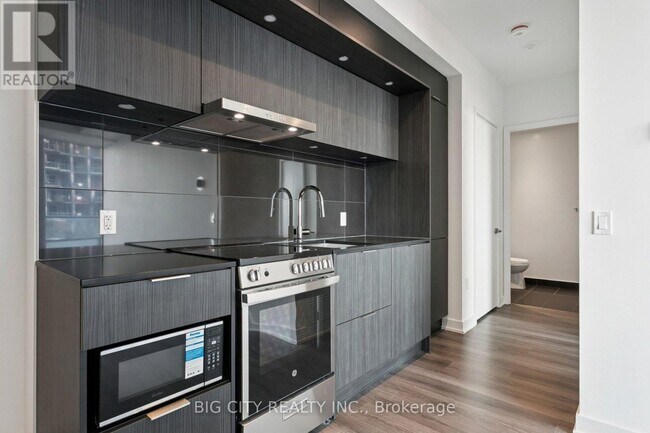 Building Photo - 448 Burnhamthorpe Rd W