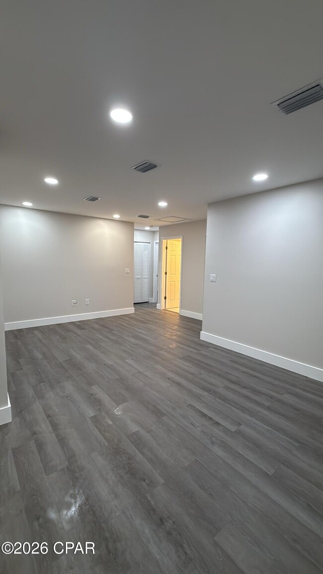 Building Photo - 801 E 12th St