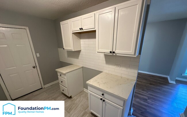 Foto del edificio - 687 Creekstone Cir