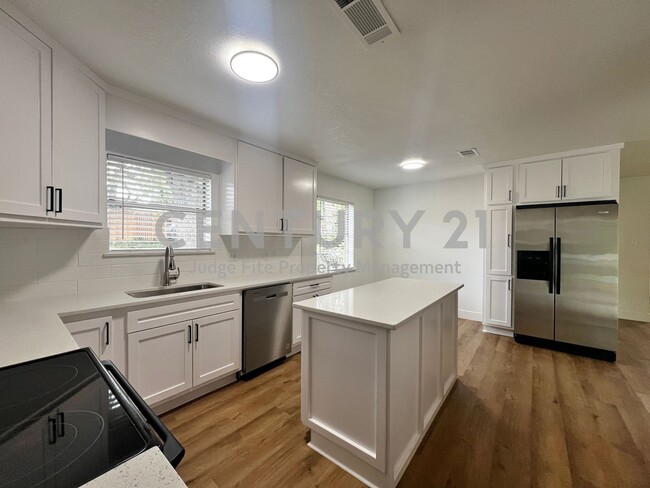 Foto del edificio - COMPLETELY UPDATED 4/2/2 in North Richland...