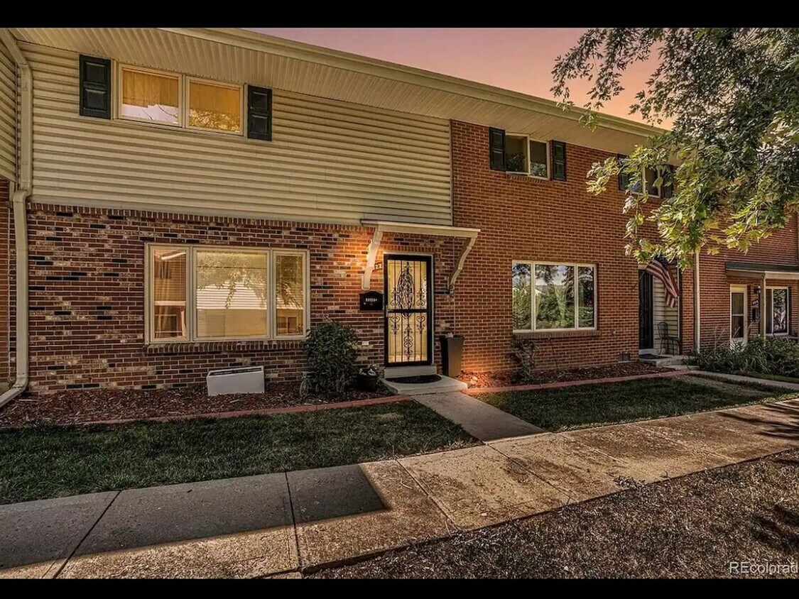 Foto principal - 3 Bedroom Townhome in Denver