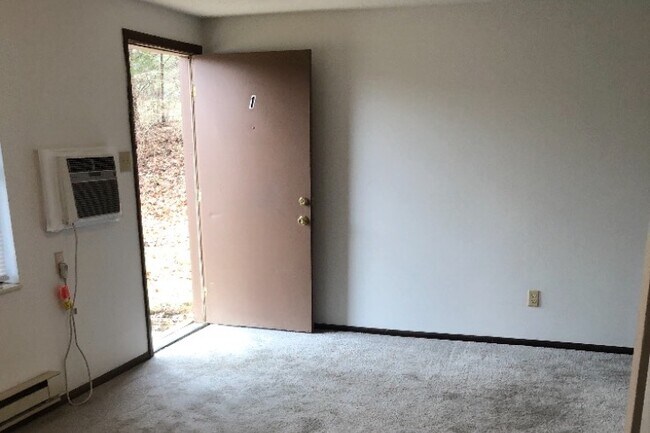 Sala de estar de buen tamaño con alfombra nueva. - 1026 Danwood Ln
