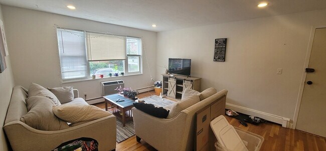 Foto del edificio - 36 Whitman Rd