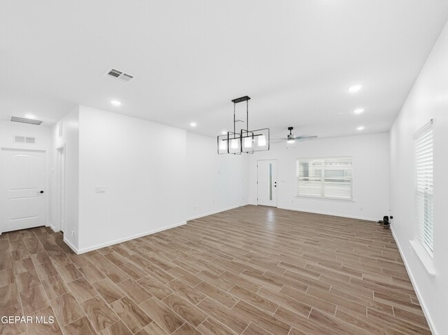 Foto del edificio - 15113 Ambition Ave