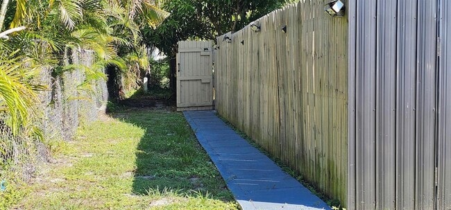 Building Photo - 3684 Pinehurst Dr