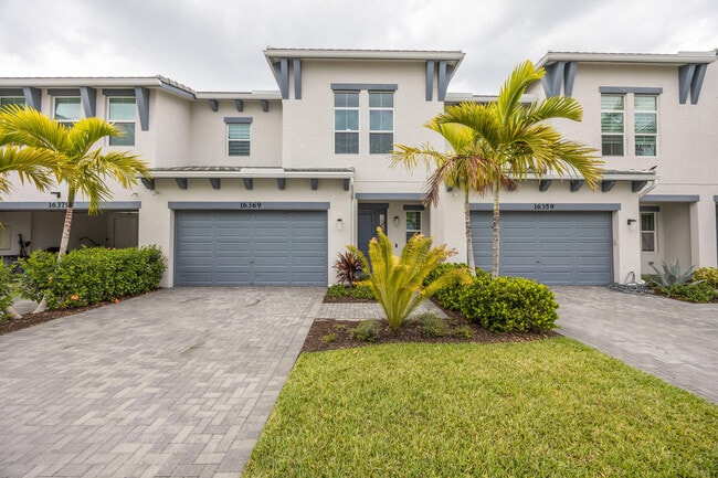 Building Photo - 16369 Oakview Dr
