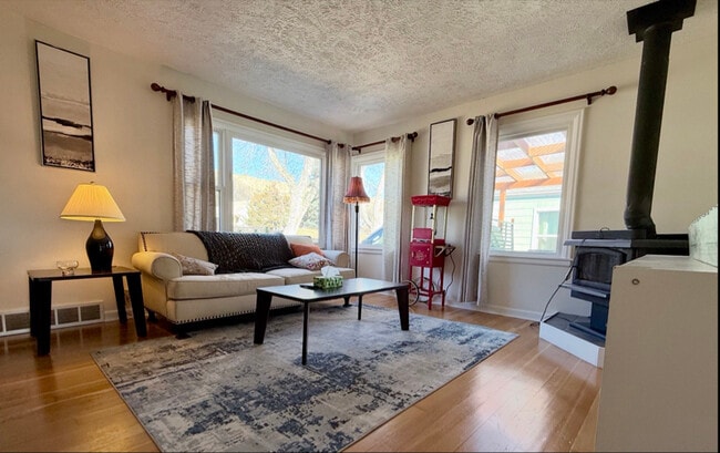 Building Photo - 920 Yale Ave