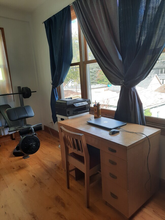 Back porch makes a great office, play room, or breakfast room - 322 S Oak Park Ave