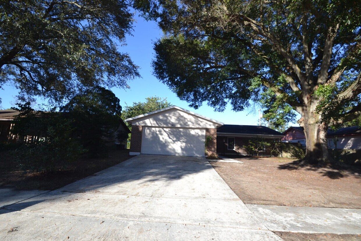Primary Photo - 1631 Seneca Ave