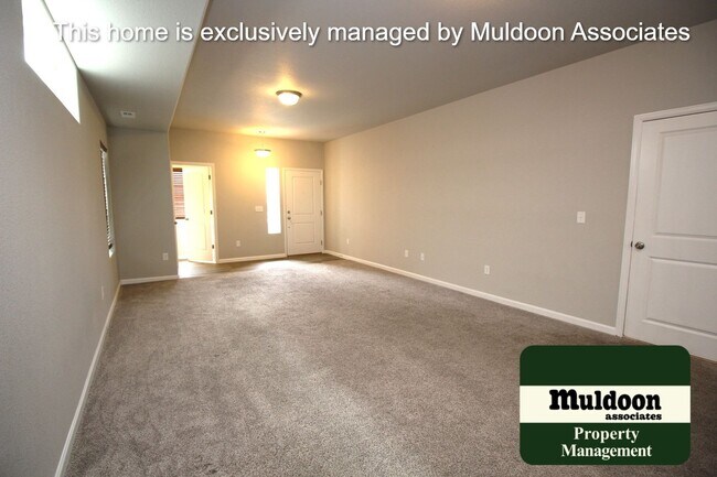 Foto del edificio - Beautiful end unit townhome
