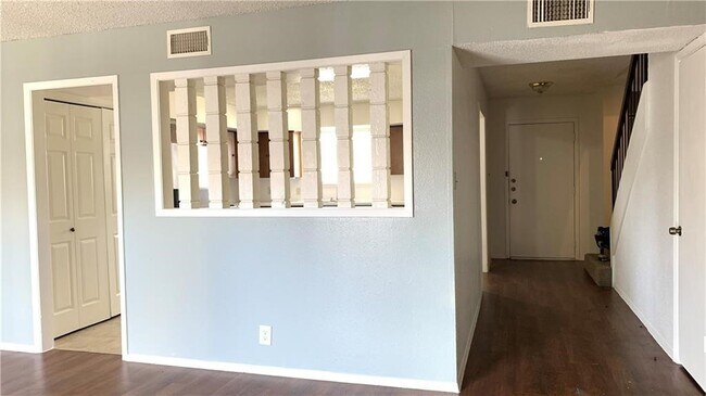 Foto del edificio - 7205 Creekside Dr