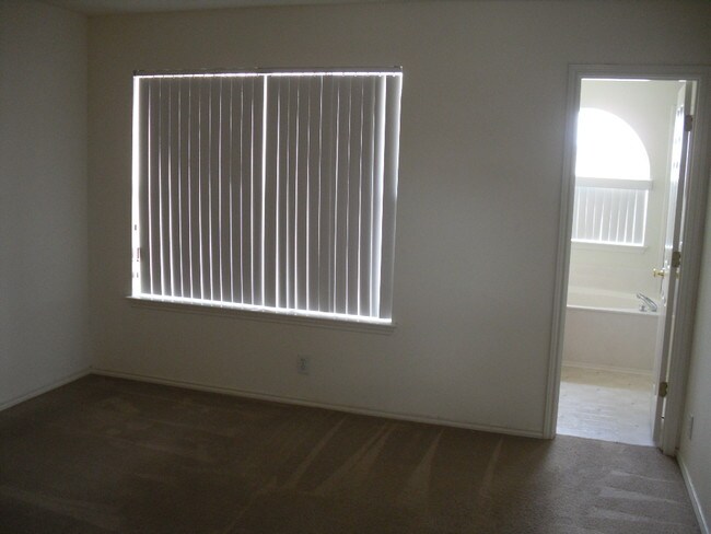 Foto del edificio - 5003 Wood Glen Dr