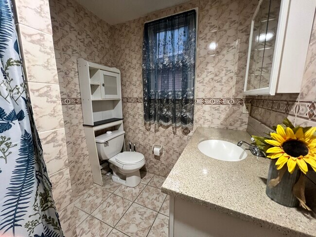 Foto del edificio - 128 Elwood Ave