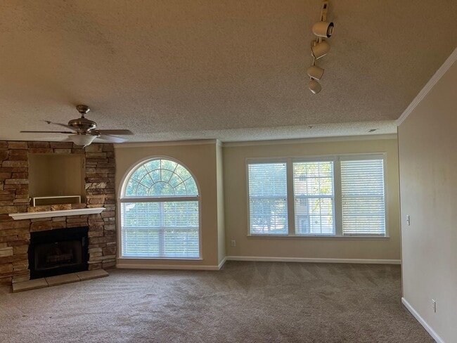Building Photo - Nice condo, top floor, convenient to hospi...