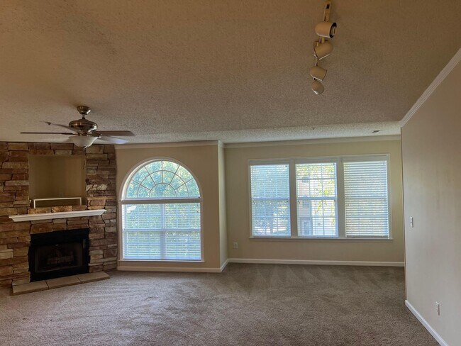 Foto del edificio - Nice condo, top floor, convenient to hospi...