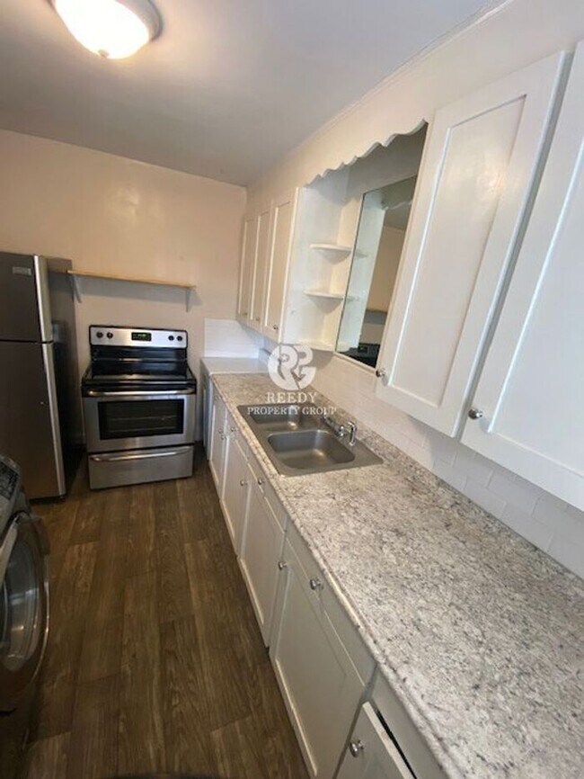 Building Photo - 2 bed 1 bath Brick Duplex in Historic Earl...