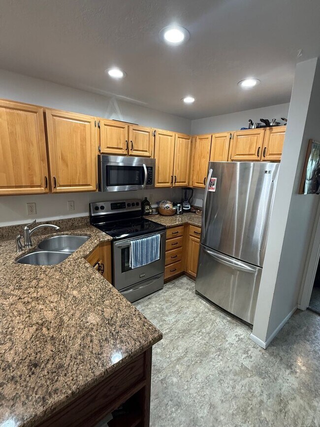 Building Photo - Beautiful condo with walk out entry and 2 parking stalls