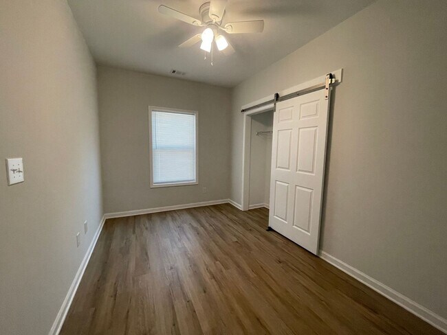 Foto del edificio - 160 Johnson Dr Ext
