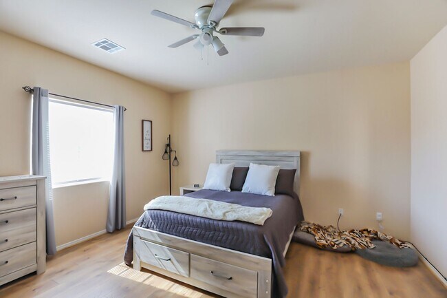 Foto del edificio - Pet Friendly 4 Bed 2 Bath Home!