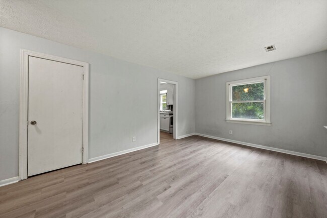 Foto del edificio - Private and convenient 3 bed/1 bath with large backyard