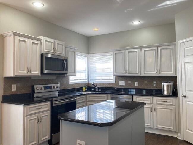 Building Photo - 2543 Kensington Way