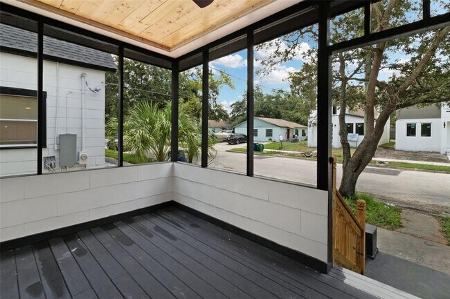Foto del edificio - 2329 W Beach St
