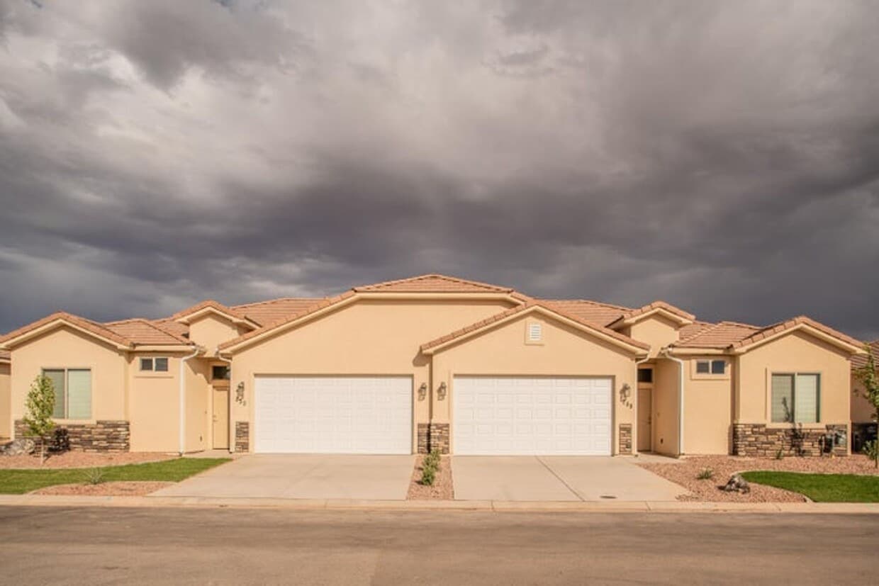 Primary Photo - Spacious 2-Bedroom Duplex with Den & Fence...