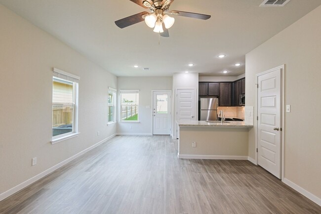 Building Photo - Modern Townhouse in New Braunfels