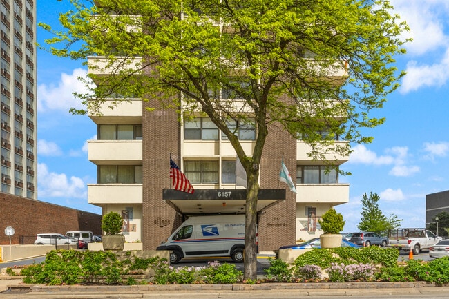 Building Photo - 6157 N Sheridan Rd