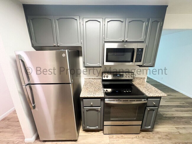 Foto del edificio - Cozy 2 Bedrooms; 1 Bathroom Condo in Warm ...