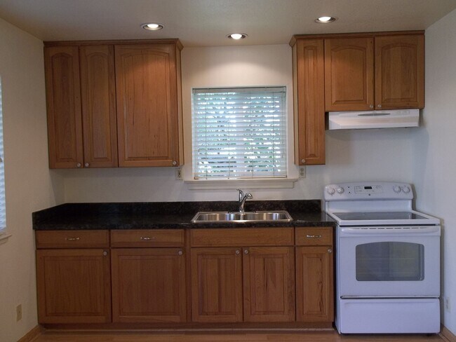 Building Photo - Detached unit located behind single family...