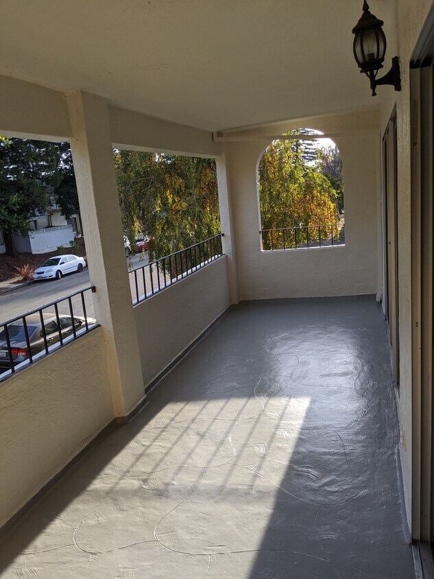 Huge balcony with lots of light - 38631 Hastings St