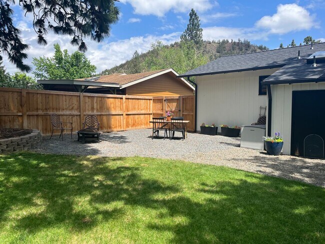 Foto del edificio - 665 NE 12th St