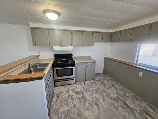 Foto del edificio - 2 Bed 1 Bath Fenced Mobile