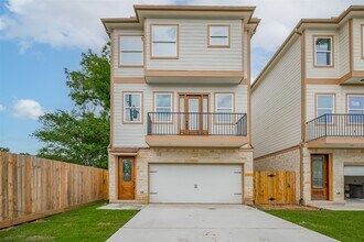 Building Photo - 2206 Hoskins Dr