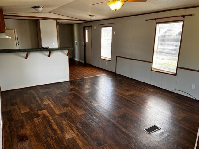 Building Photo - Check Out This 3BD/2B Mobile Home!!