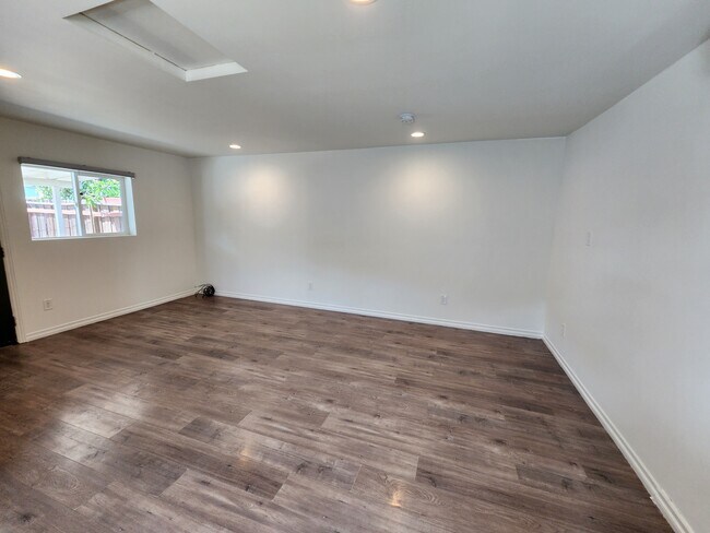 Foto del edificio - 10452 Balboa Blvd