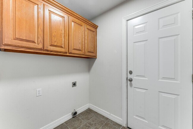 Building Photo - Welcome to this stunning 4-bedroom, 2-bathroom