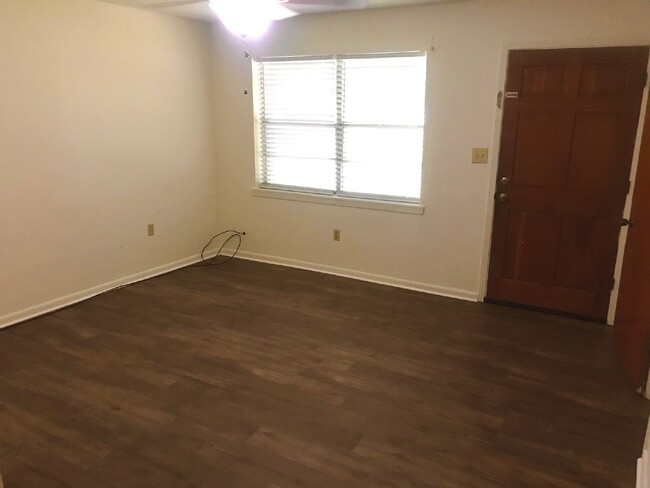 Building Photo - 2 Bed 1 bath apartment